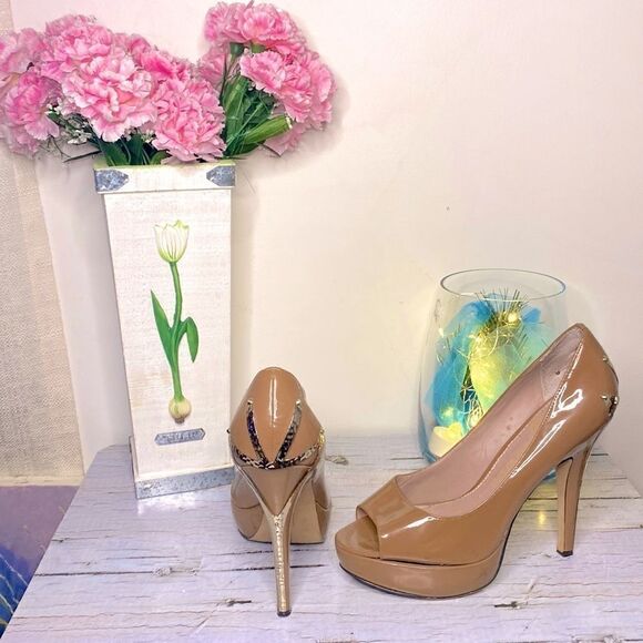𝅺🌷VINCE Camuto🌷 Tan Patent  Open Toe Stiletto Heel Pumps - Picture 1 of 8